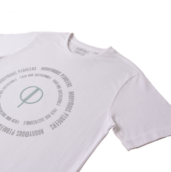 Genanvendt T-shirt i hvid med print fra A-PIONEER