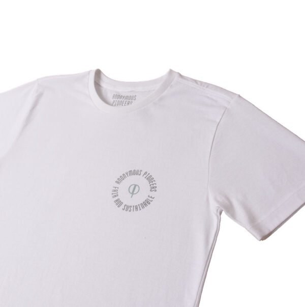 Genanvendt T-shirt i hvid med print fra A-PIONEER