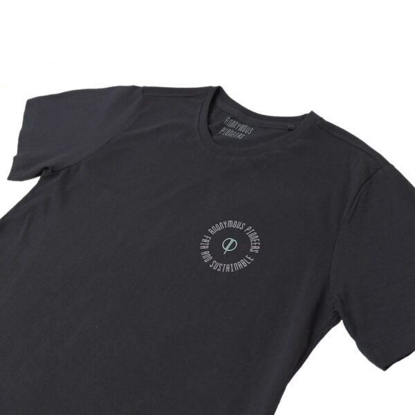 Genanvendt T-shirt i sort med print fra A-PIONEER