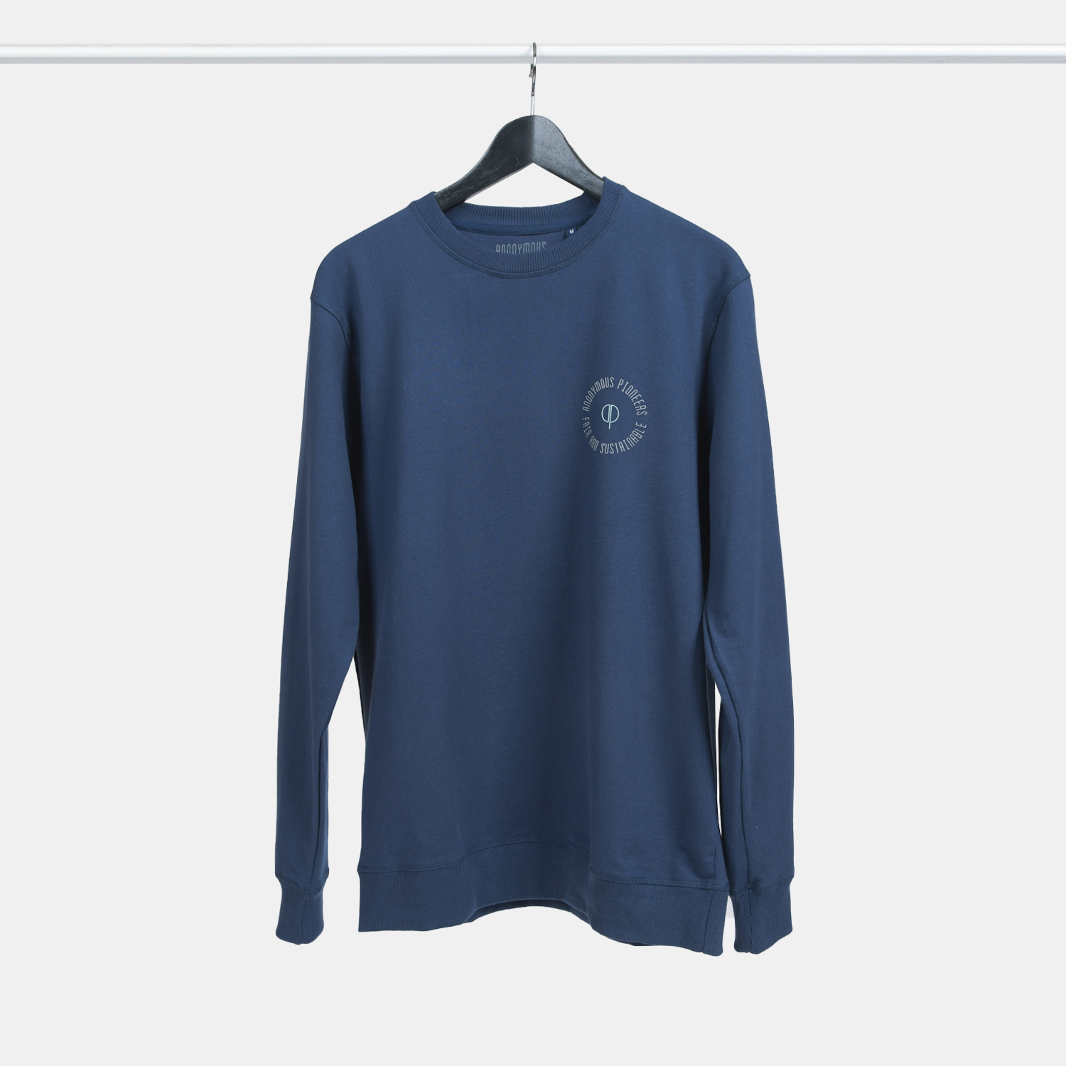 Genanvendt sweatshirt i navy med print fra A-PIONEER