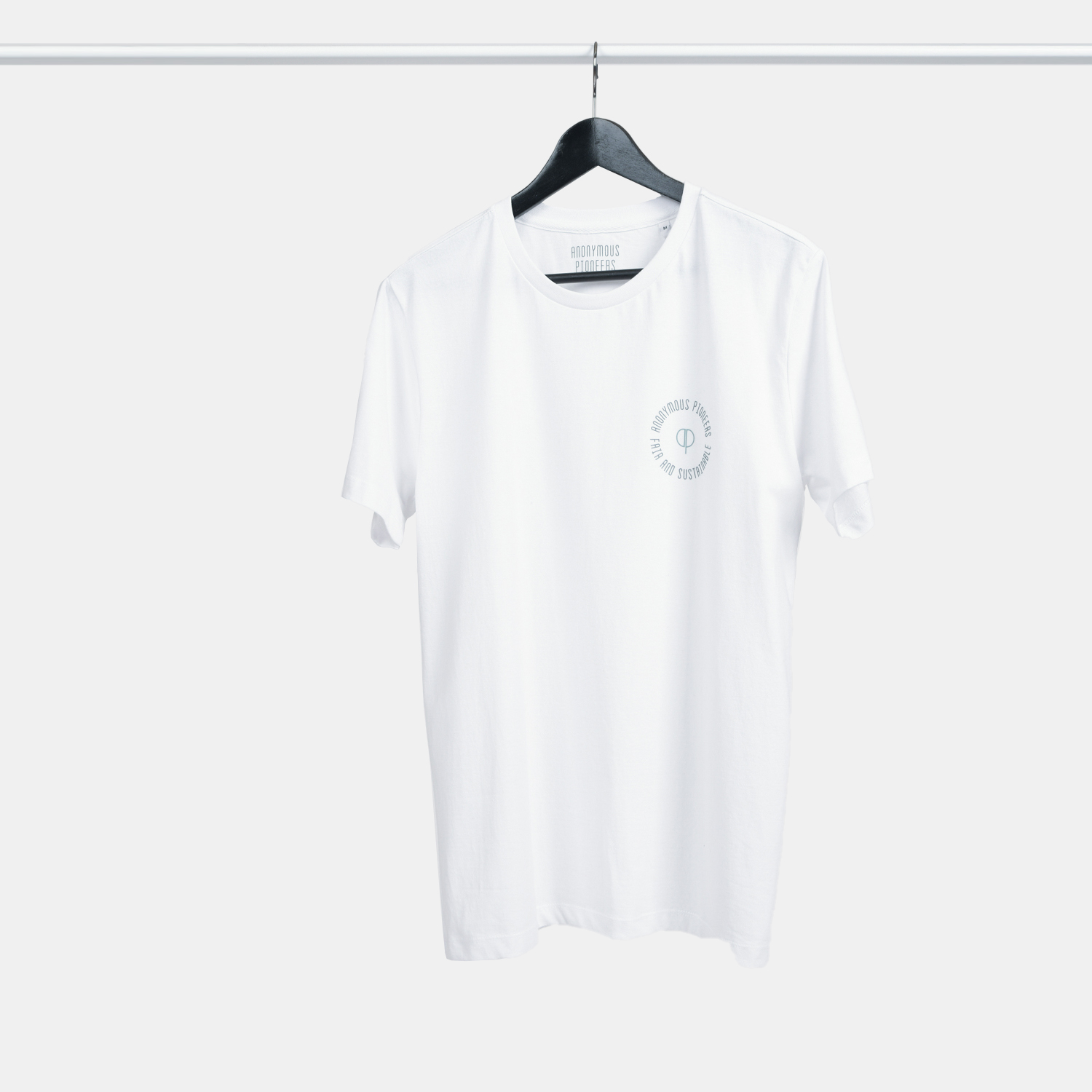 Genanvendt T-shirt i hvid til mænd, lille FAIR print, fra A-PIONEER