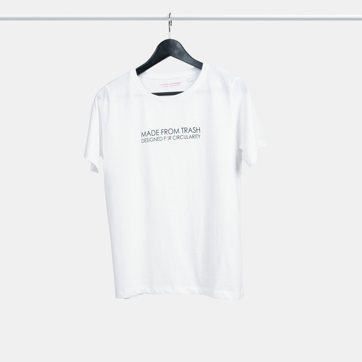 Genanvendt T-shirt i hvid med print til kvinder fra A-PIONEER