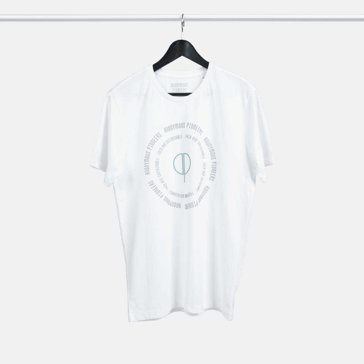 Genanvendt T-shirt med hals, FAIR front print til hvid | A-PIONEER™